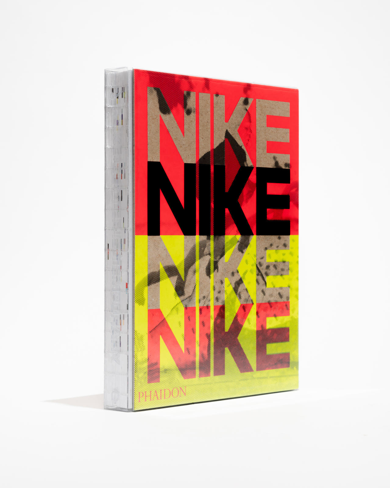 O livro abre com uma seção introdutória sobre Breaking2 e, em seguida, apresenta em cinco capítulos temáticos o foco da Nike em desempenho, expressão de marca, colaboração, design inclusivo e sustentabilidade.