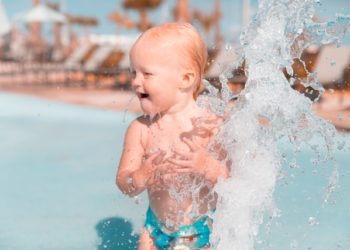 Brincadeiras e atividades no verão para crianças de 0 a 3 anos