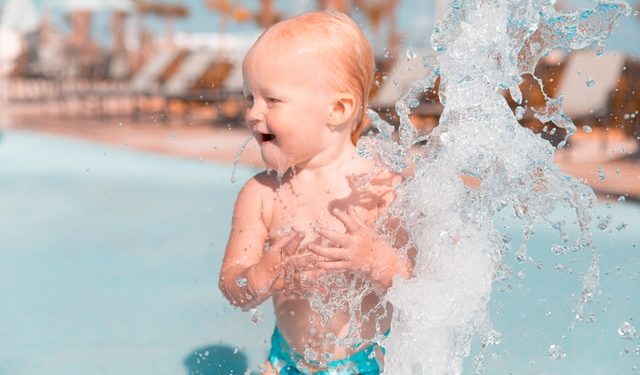 Brincadeiras e atividades no verão para crianças de 0 a 3 anos