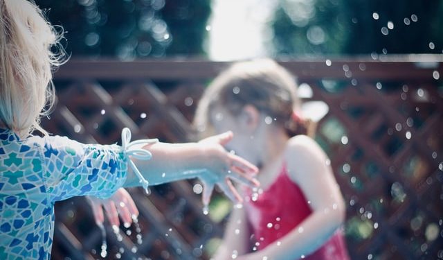Brincadeiras e atividades no verão para crianças de 3 a 6 anos