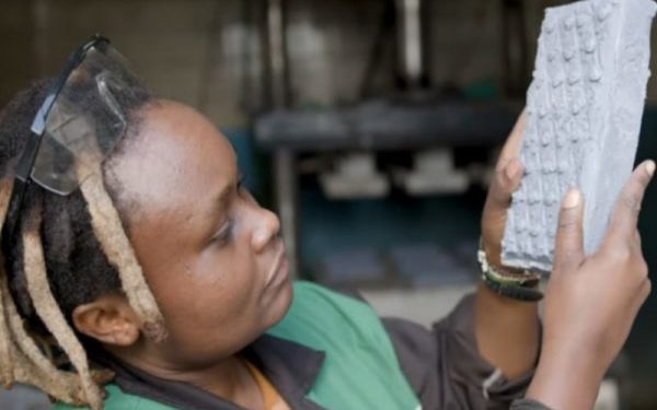 Mulher transforma lixo em tijolos resistentes no Quênia
