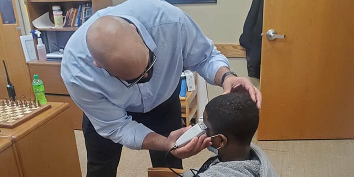 Aluno rebelde se surpreende com a atitude do diretor