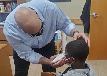 Aluno rebelde se surpreende com a atitude do diretor