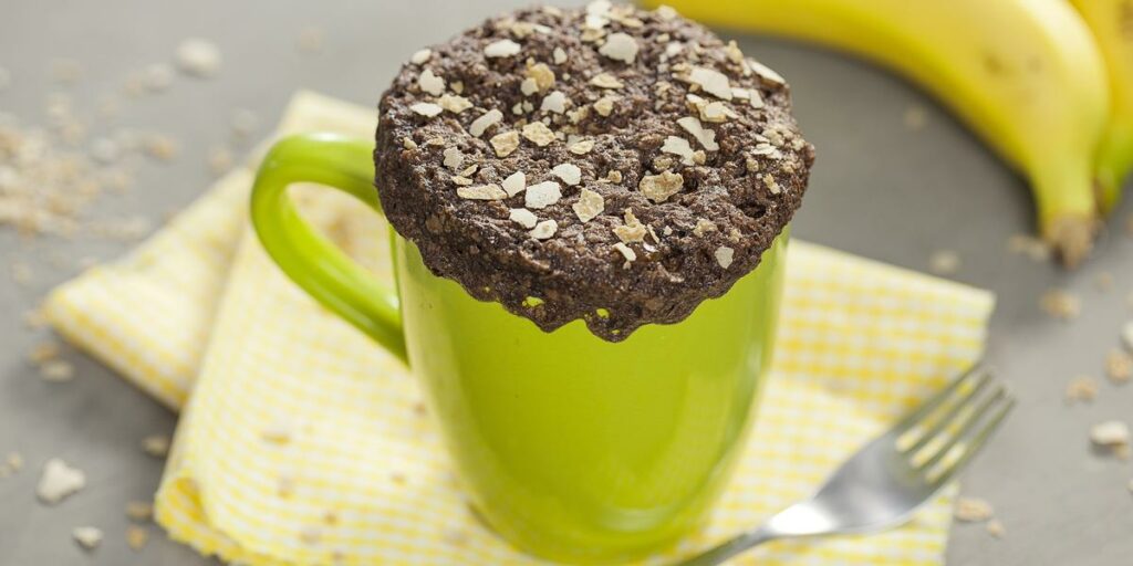 Bolo de caneca com bananas e cereais