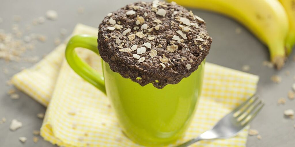 Bolo de caneca com bananas e cereais