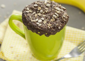 Bolo de caneca com bananas e cereais