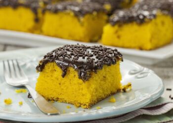 Receita de Bolo de Cenoura com cobertura de brigadeiro (liquidificador)