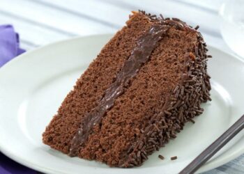 Receita de bolo de chocolate com brigadeiro
