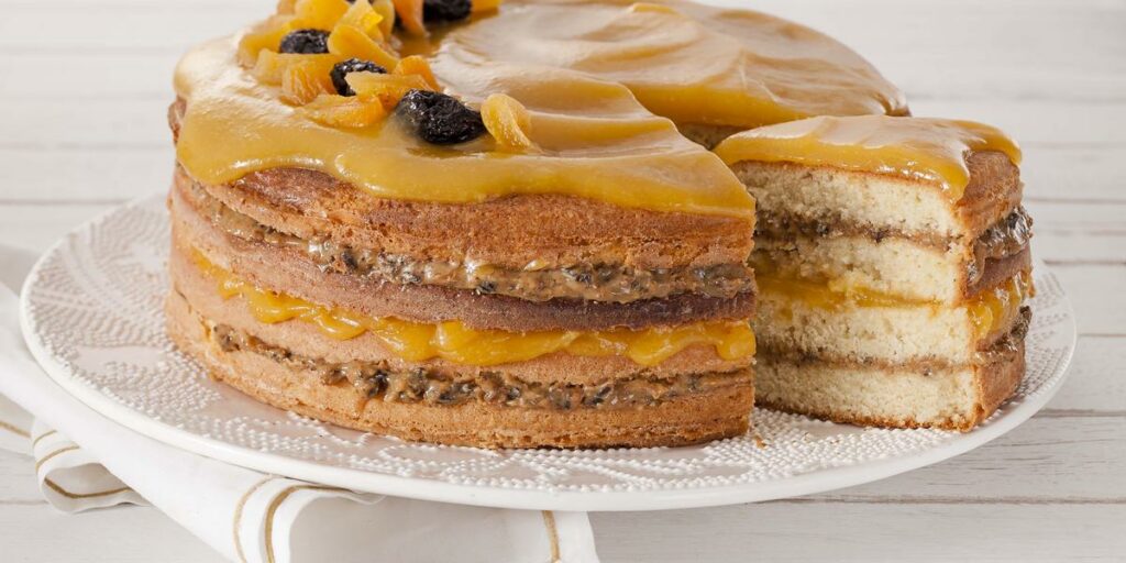 Receita de Bolo de Coco com Recheio de Doce de Leite com Ameixa e Geleia de Damasco