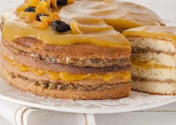 Receita de Bolo de Coco com Recheio de Doce de Leite com Ameixa e Geleia de Damasco