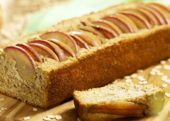 Receita de bolo de maçã de aveia e canela
