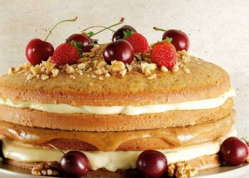 Receita de Bolo de Nozes com Recheio de Creme de Confeiteiro e Brigadeiro de Caramelo