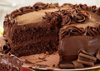 Receita de Bolo Trufado de Chocolate ao leite (batedeira)