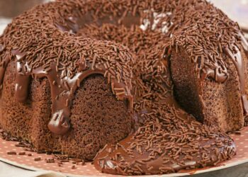 Receita de bolo vulcão recheado de brigadeiro