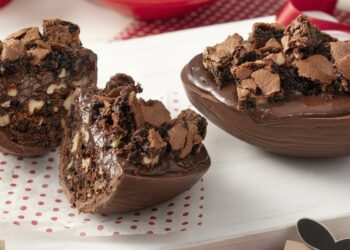 Receita de Ovo de Páscoa recheado com brownie e brigadeiro