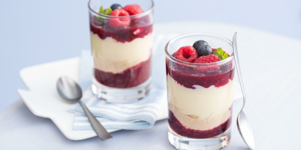 Receita de taça de moça de colher com geleia de frutas vermelhas