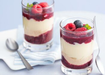 Receita de taça de moça de colher com geleia de frutas vermelhas
