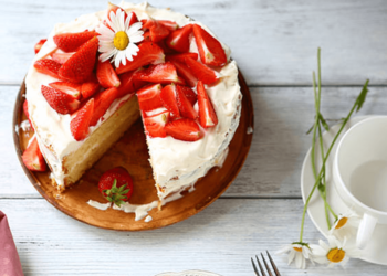 Receita de Bolo de Chocolate Branco com Morangos.