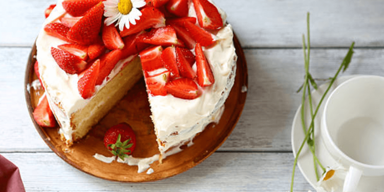 Receita de Bolo de Chocolate Branco com Morangos.