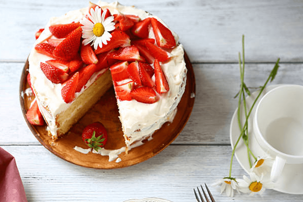 Receita de Bolo de Chocolate Branco com Morangos.