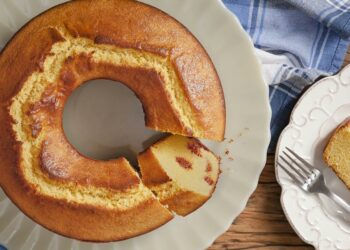 Receita de Bolo de Fubá com Goiabada (batedeira)
