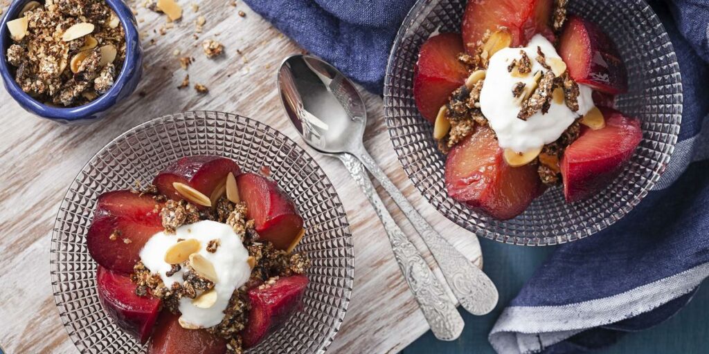 Receita de sobremesa de Frutas assadas com farofa doce crocante e iorgute