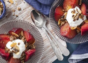 Receita de sobremesa de Frutas assadas com farofa doce crocante e iorgute