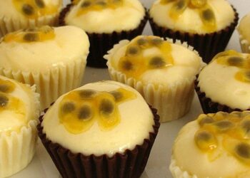 Receita de Mini Bolo de Chocolate com Mousse de Maracujá.