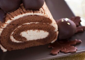 Receita de Rocambole de Chocolate com Nozes.