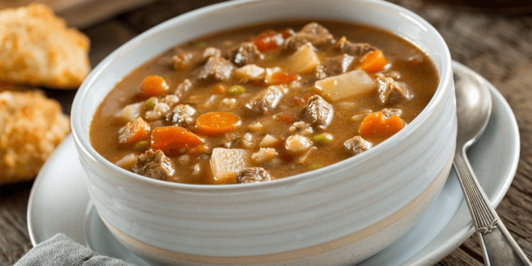 Receita de sopa com caldo de carne e legumes.