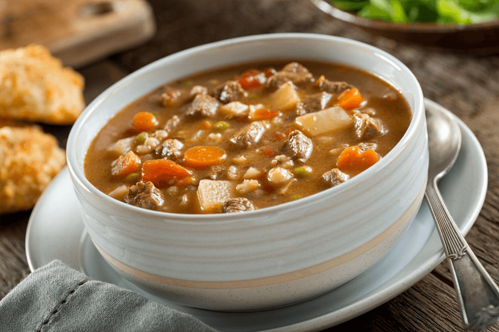 Receita de sopa com caldo de carne e legumes.