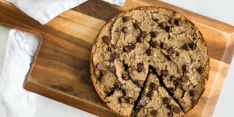 Receita de Torta de Cookie recheada com creme de Avelã.