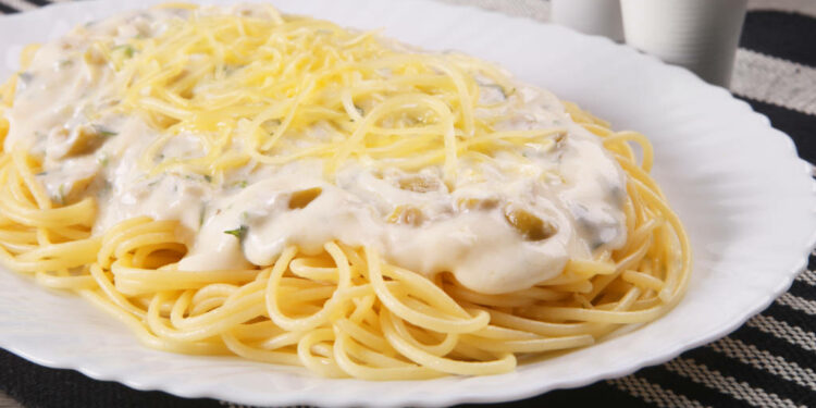 Receita de Espaguete ao Molho de Maionese.