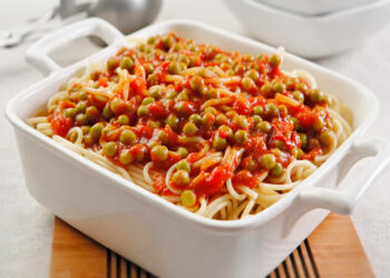 Receita de Espaguete com Molho Vermelho e Ervilhas.