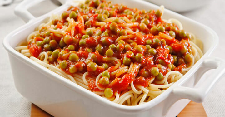 Receita de Espaguete com Molho Vermelho e Ervilhas.