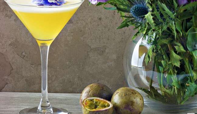 Drink de saquê com maracujá