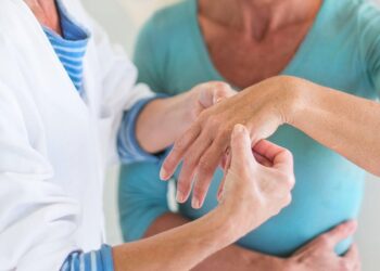 Como a COVID-19 afeta pessoas com artrite reumatoide