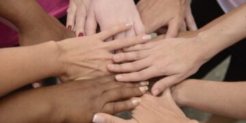 HIV e saúde da mulher: como o vírus afeta o corpo feminino