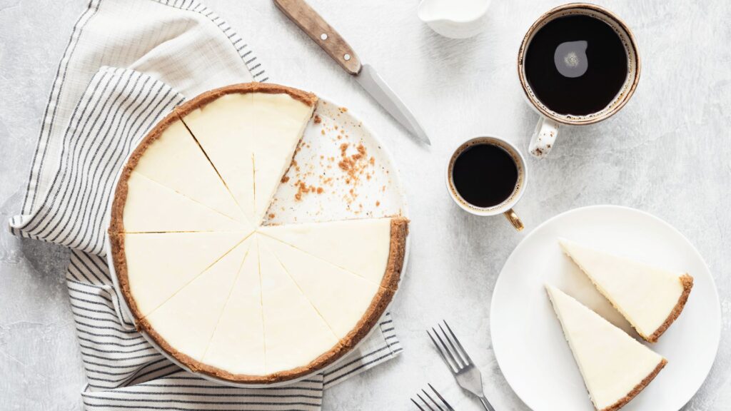 Descubra o segredo por trás do irresistível e ancestral sabor do cheesecake – uma jornada que une sabores da Grécia Antiga até os dias de hoje.