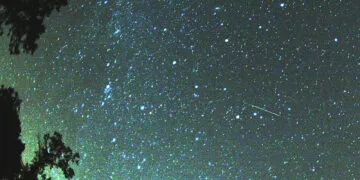 O nome "Perseids" vem da constelação de Perseus, que é onde o radiante, ou ponto de origem aparente, dos meteoros está localizado.