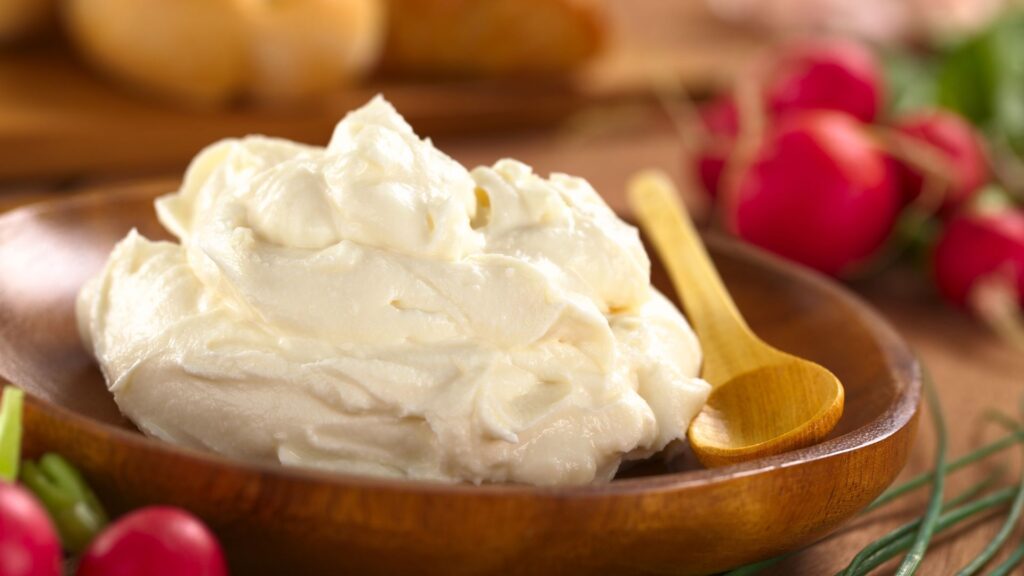 O cream cheese caseiro estará pronto para ser usado na sua receita de cheesecake
