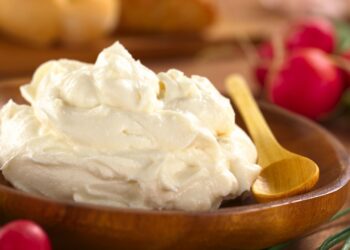 O cream cheese caseiro estará pronto para ser usado na sua receita de cheesecake