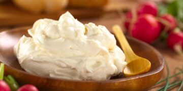 O cream cheese caseiro estará pronto para ser usado na sua receita de cheesecake