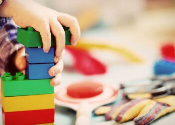 A escolha do nome de um bebê é uma decisão que carrega tradição, cultura e, muitas vezes, histórias familiares. No Brasil, essa escolha é influenciada por uma rica tapeçaria cultural